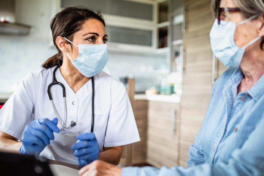 Una mujer hablando con un profesional de atención médica.